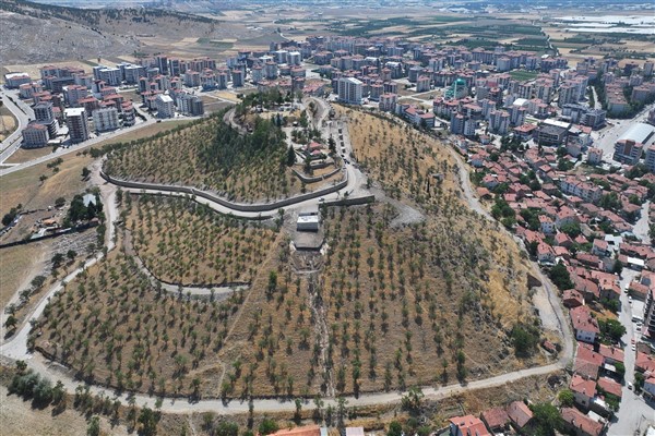 Çünür Tepesi’nde duvar yapım çalışmaları devam ediyor<