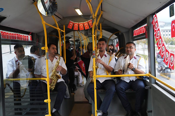 Düzce’de 81 numaralı otobüste Cumhuriyet Bayramı sürprizi<