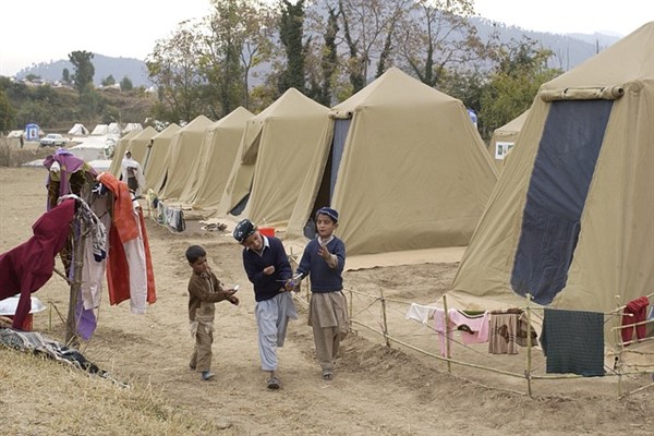 Türk ekipler, Libya'da barınma çadırları ve sahra hastanesi kurdu