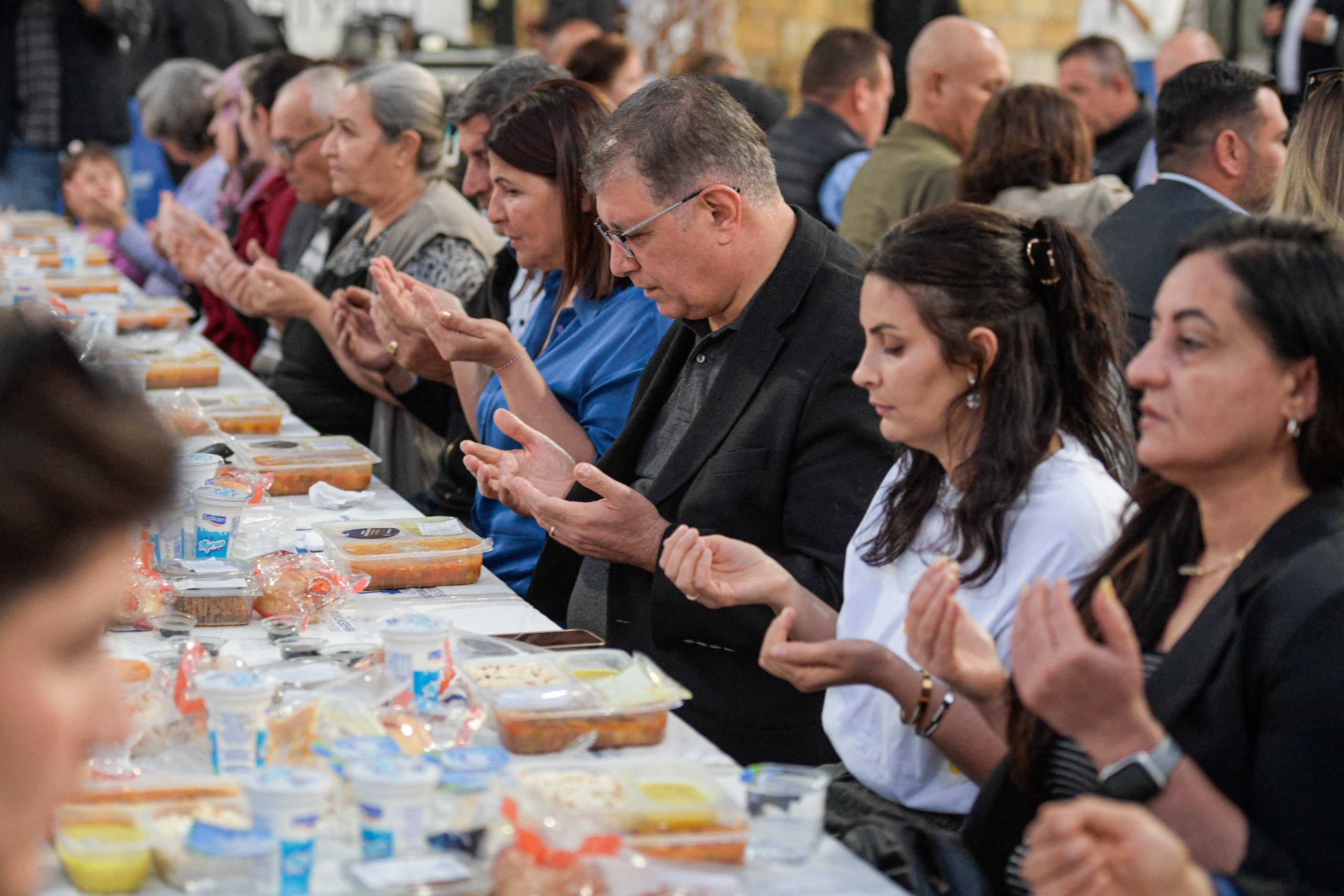 Başkan Tugay, Foça'da kurulan iftar sofrasına katıldı<