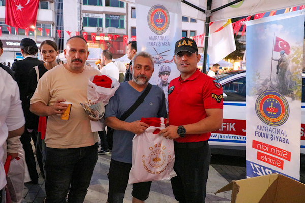 Jandarma Asayiş Vakfı'ndan 15 Temmuz'da çorba ikramı ve bayrak dağıtımı<