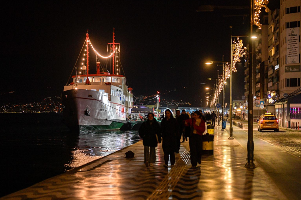 İzmir, yeni yıl öncesi ışıklarla süslendi<