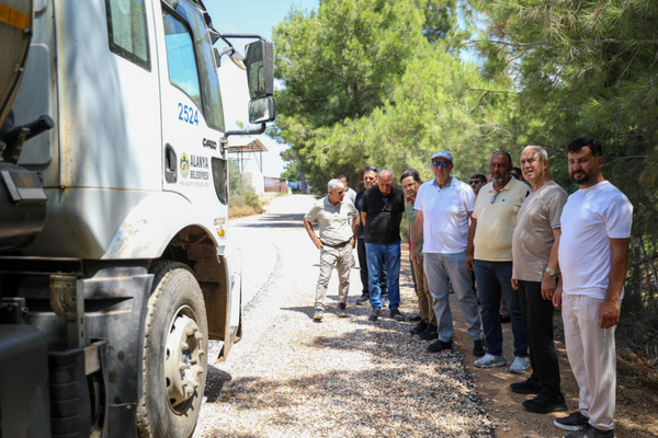 Başkan Özçelik, Okurcalar’daki yol çalışmalarını inceledi<