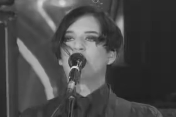 Sanatçı Brian Molko, Meloni'yi 'faşist' ve 'ırkçı' olarak adlandırmakla suçlanıyor