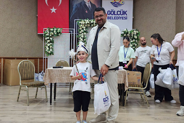Gölcük’te Sünnet Şöleni öncesi çocuklara kıyafet dağıtıldı<