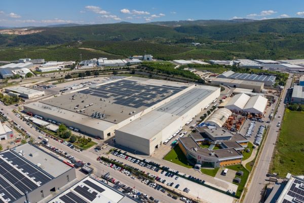 Karsan, elektrikli mobiliteyi üretimde kullandığı yenilenebilir enerjiyle destekliyor<