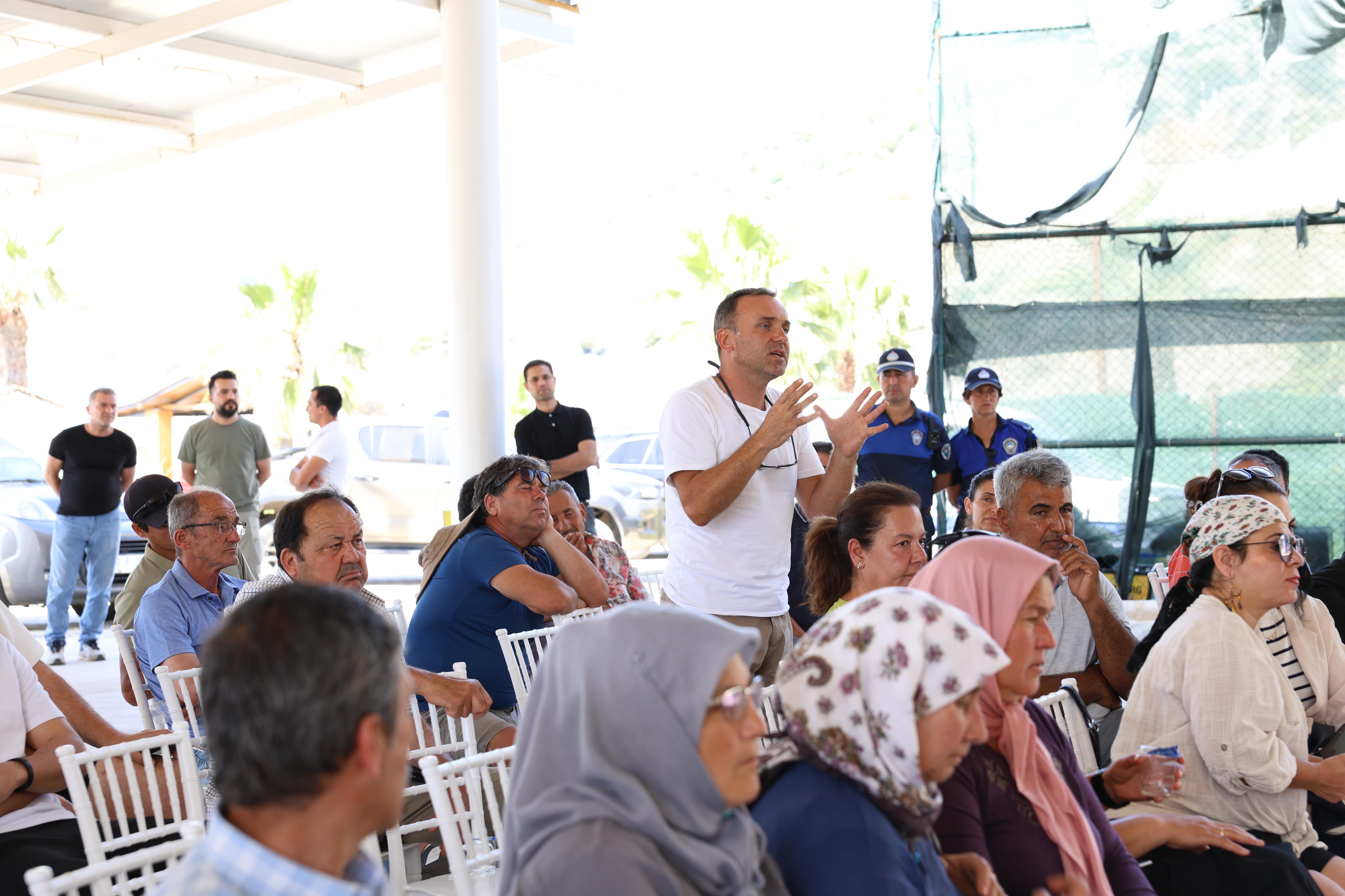 Başkan Ünlü, marina yapımına tepki gösteren vatandaşları ziyaret etti<