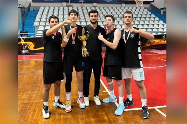 Çayırova’nın genç basketbolcuları il şampiyonu oldu<
