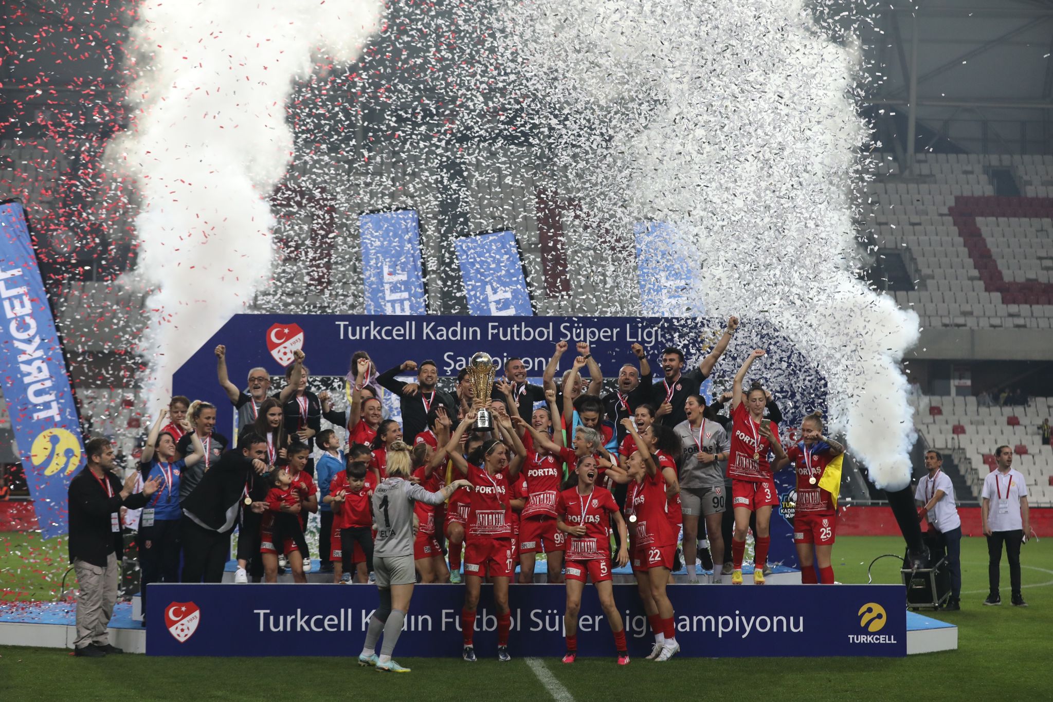 Turkcell Kadın Futbol Süper Ligi’nde şampiyon Ankara Büyükşehir Belediyesi FOMGET G.S.K