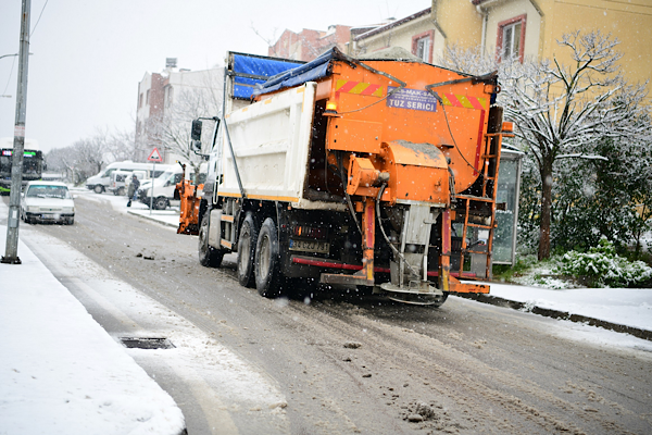 Çayırova’da karla mücadele sürüyor<