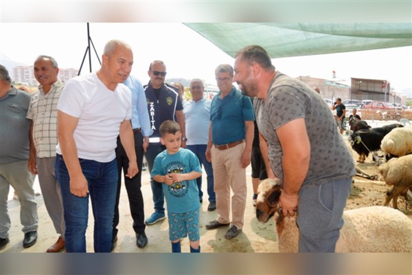 Başkan Özçelik kurban kesim merkezlerini ziyaret etti<