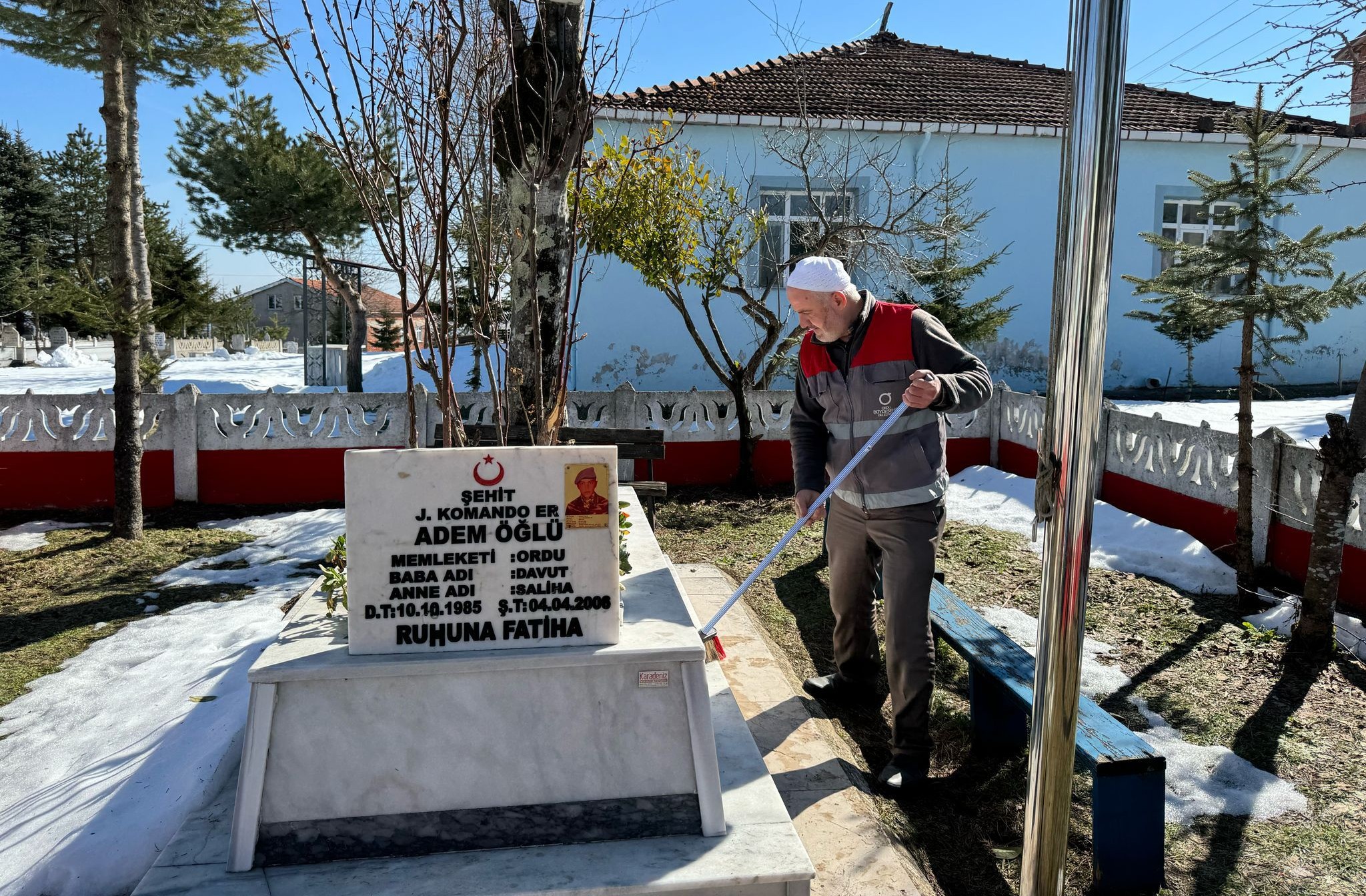 Ordu Büyükşehir Belediyesi, şehit mezarlarında çevre düzenleme çalışması yaptı<