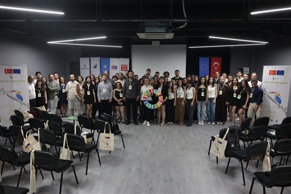 Gençler iklim eylemi için Konak’ta buluştu<