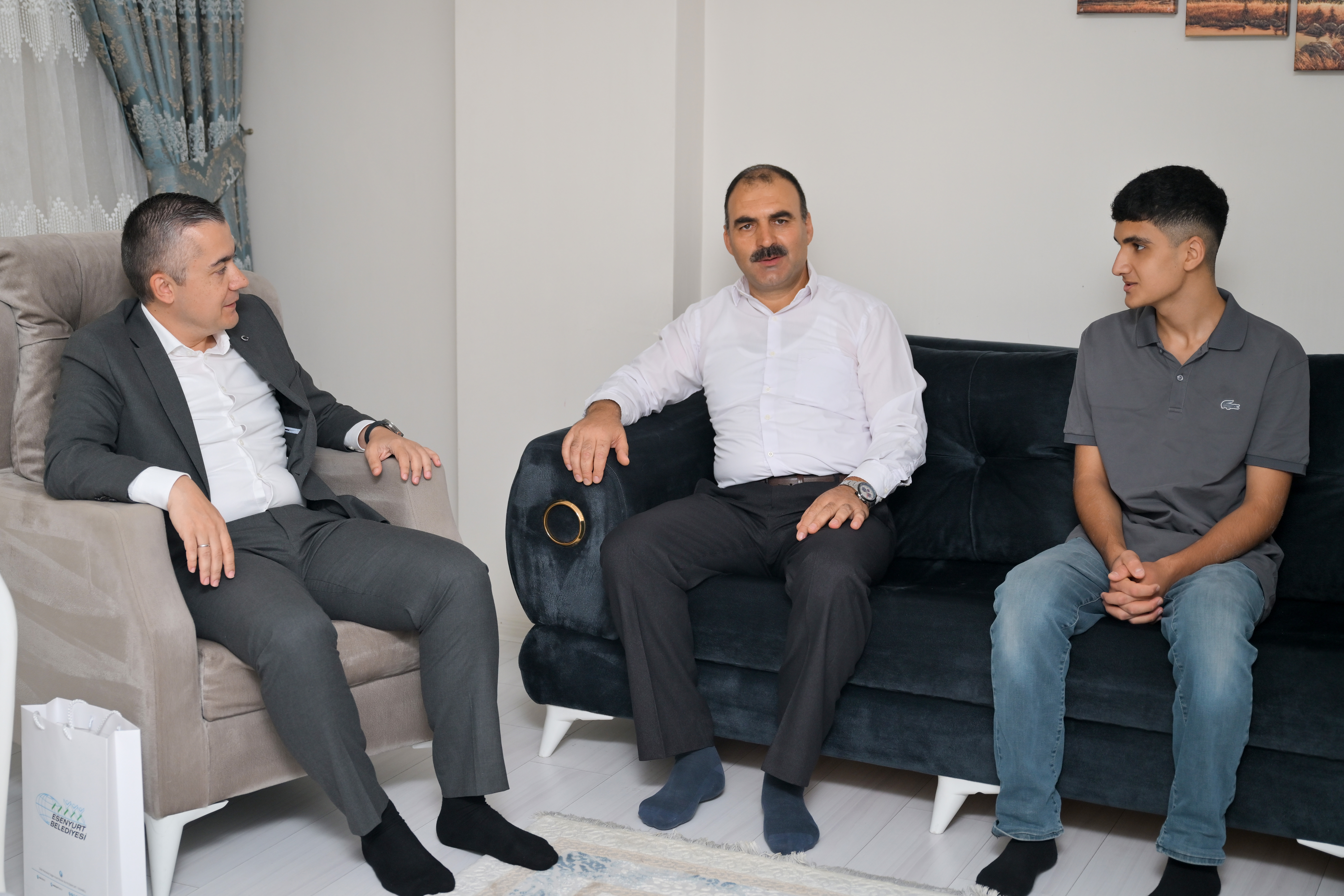 Başkan Vekili Aksoy, 15 Temmuz gazisi İhsan Yıldız’ı ziyaret etti<