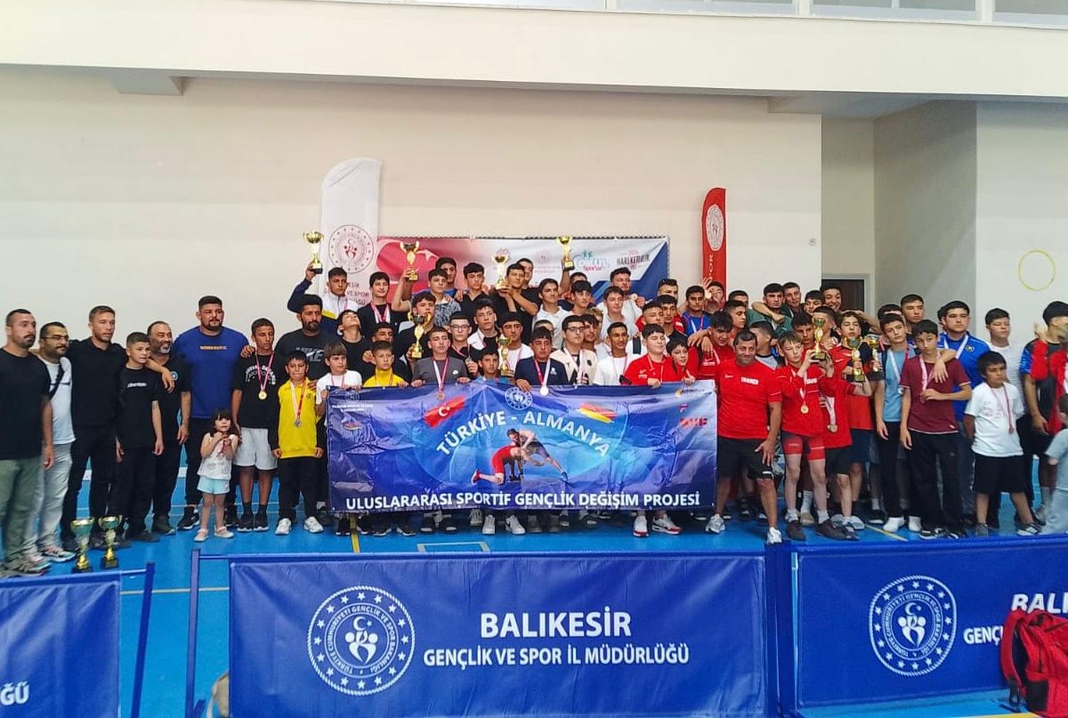 Balıkesir Büyükşehir Belediyesi'nden güreş branşından madalya<