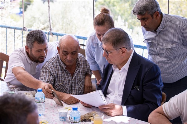 Başkan Tugay, yangında zarar gören Köseler’i ziyaret etti<