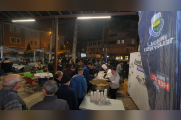 İnegöl'de Regaip Kandili'nde helva ikramı yapıldı<