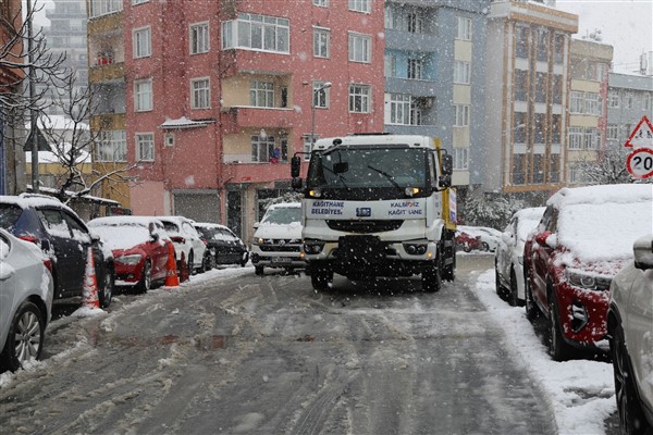 Kağıthane'de karla mücadele çalışmaları sürüyor