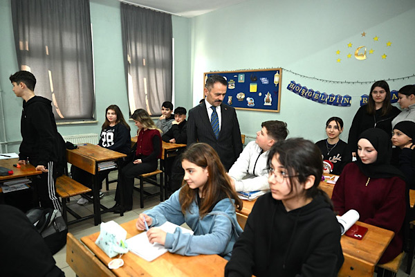 Vali Aktaş, İzmit Ulubatlı Hasan Ortaokulu’nu ziyaret etti<