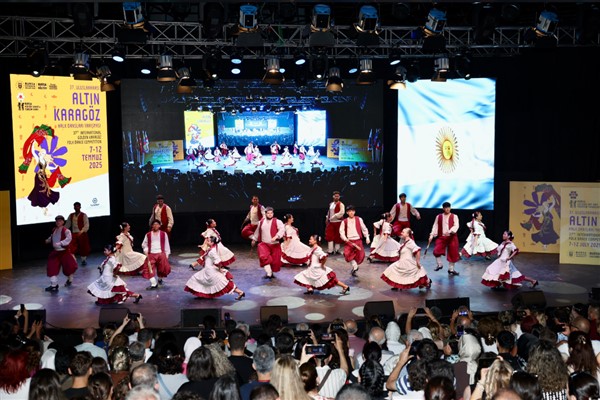 Uluslararası Altın Karagöz Halk Dansları Yarışması başladı<