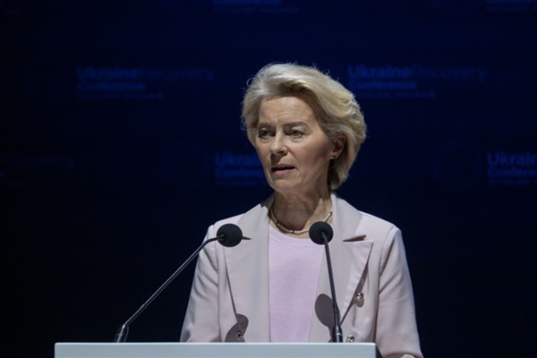 Leyen: Avrupa, Fransa'nın yanında yer alıyor<