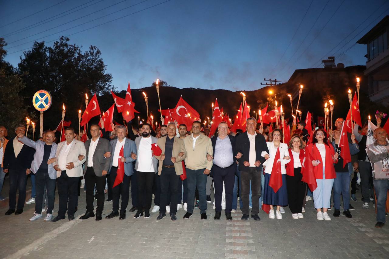 Edremit'te vatandaşlar 19 Mayıs kutlamalarına katıldı<