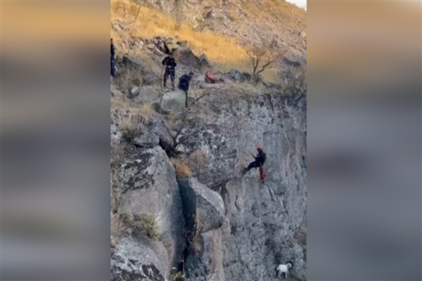 Kayseri’de uçurumda mahsur kalan keçi kurtarıldı<