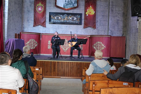 “Şatoda Müzik” konserleri, ziyaretçiler ile buluşturmaya devam ediyor