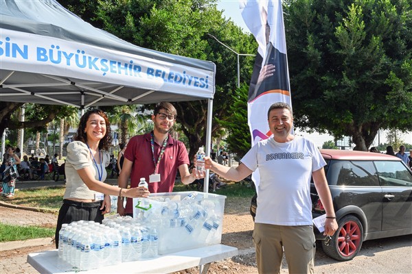 Mersin’de YKS’ye giren öğrenci ve ailelerine su ikramı