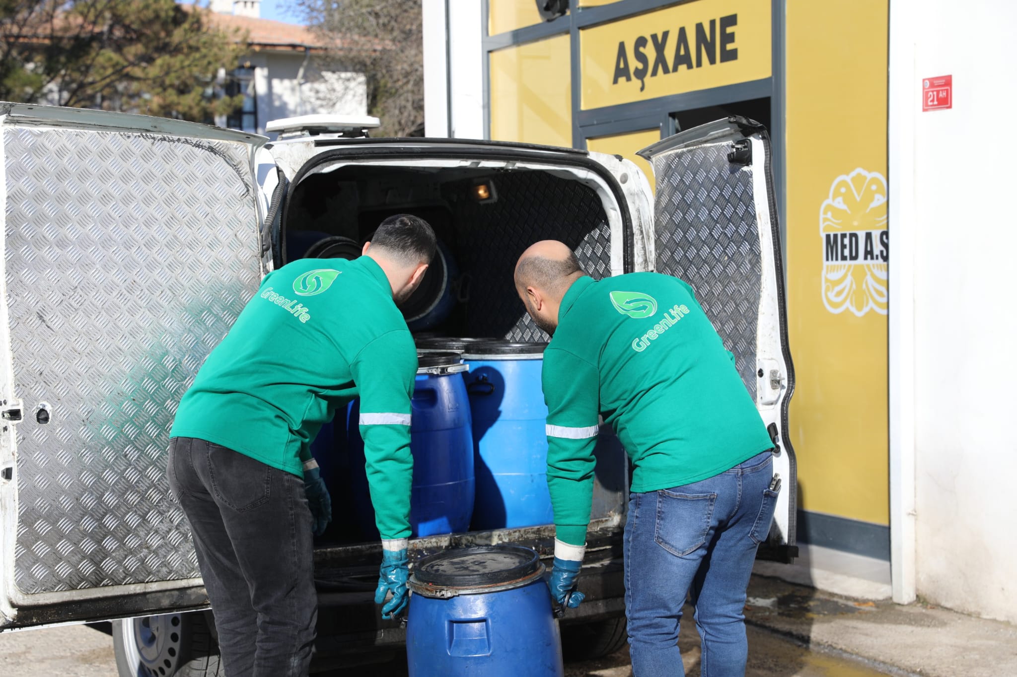 Diyarbakır Büyükşehir Belediyesi, Aşxane’den yaklaşık 5 varil atık yağ topladı<