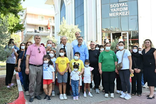 Kepez'den lösemi hastası çocuklara kırtasiye ve ayakkabı desteği