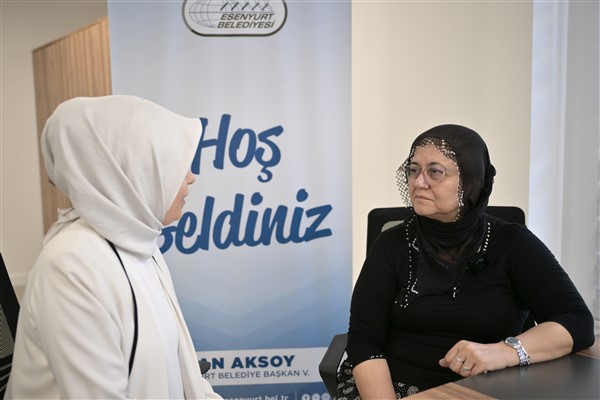 Esenyurt'ta evinden tahliye edilen yaşlı kadına belediye ekipleri destek oldu<