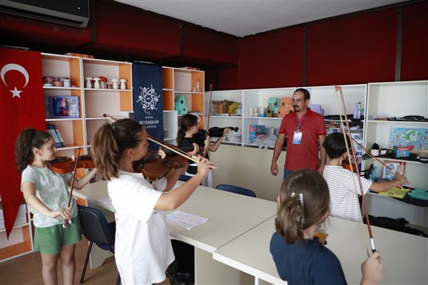 Aydın Büyükşehir Belediyesi, yaz kursları kapsamında ücretsiz keman kursu düzenliyor<