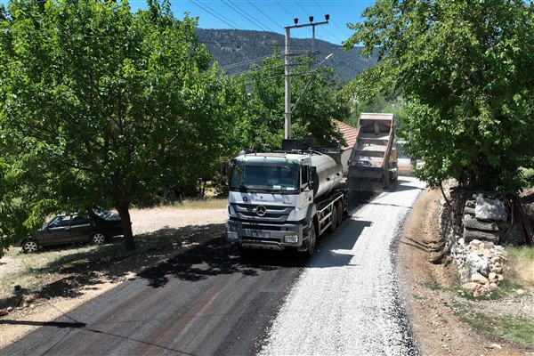 Antalya Büyükşehir'den yol yapım ve iyileştirme çalışmaları