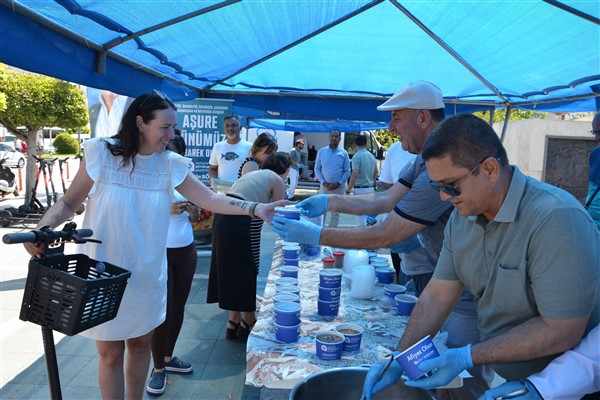 Antalya'da geleneksel aşure ikramları başladı<