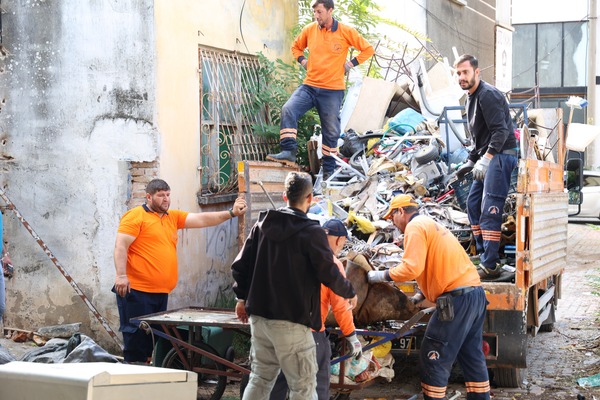 Antalya’da hurdacılara yönelik operasyonda 15 kamyon atık kaldırıldı