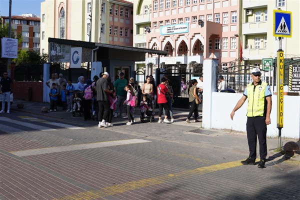 Kartal Belediyesi zabıta ekiplerinden okullarda trafik uygulaması<