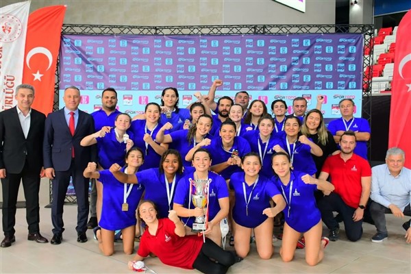 İzmir Büyükşehir Belediyesi Su Topu Kadın Takımı, şampiyon oldu