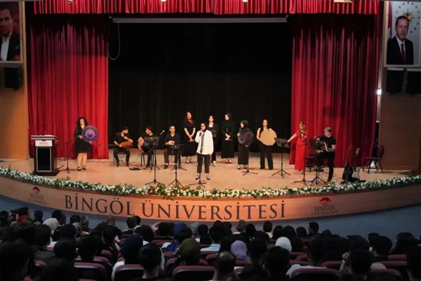 Bingöl Üniversitesi’nde mezuniyet coşkusu konserle taçlandı<