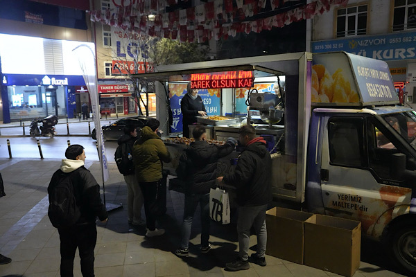 Kartal’da Kadir Gecesi’nde lokma ve kandil simidi dağıtıldı<