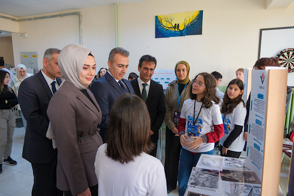 Vali Çiçek, TÜBİTAK 4006 Bilim Fuarı’nı ziyaret etti