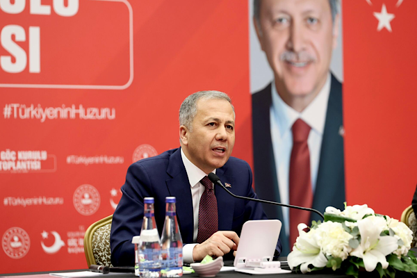 Bakan Yerlikaya, şehit düşen AKUT gönüllülerinin cenaze namazına katıldı<