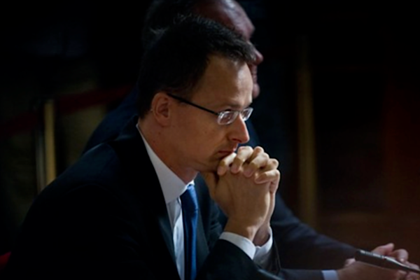 Szijjarto: Şantaja boyun eğmeyeceğiz<