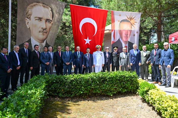 Kocaeli'nde 15 Temmuz şehitleri kabirleri başında anıldı<