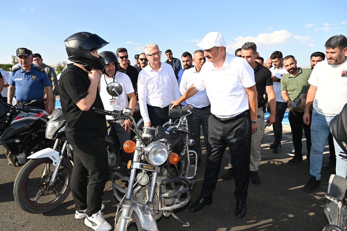 Vali Canalp, Sürücü Akademisi’nde incelemelerde bulundu<