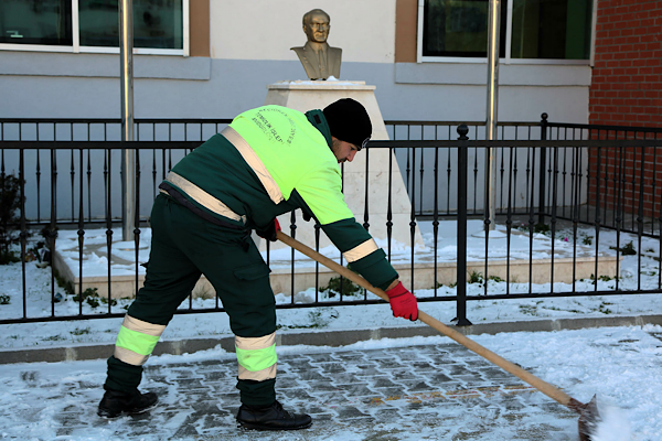Keçiören’de okullarda karla mücadele çalışmaları sürdürülüyor<