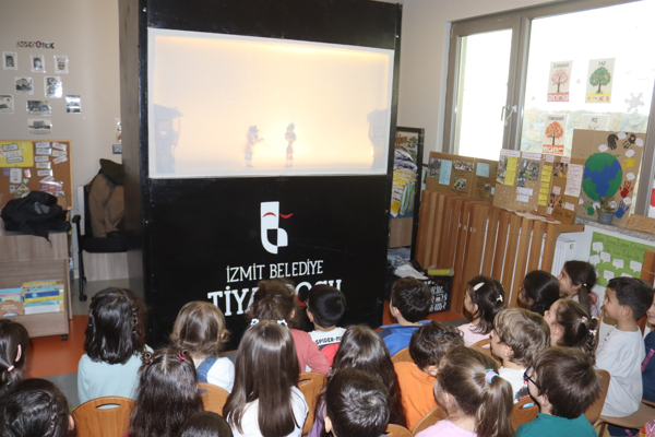 İzmit'te Hacivat-Karagöz gölge oyunu sahnelendi