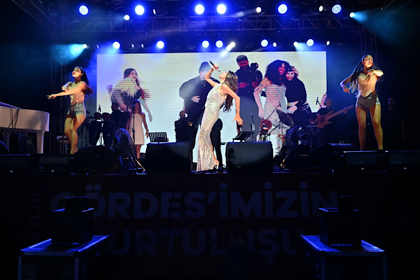 Gördes’in kurtuluşunun 104’üncü yıl dönümünde Işın Karaca sahne aldı<