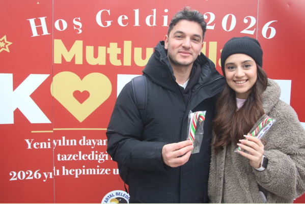 Kartal'da yeni yıla özel yılbaşı şapkası ve şeker dağıtıldı<