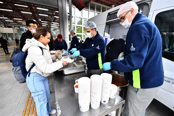 İzmir'de 6 noktada üniversite öğrencilerine ücretsiz yemek dağıtımı yapılıyor